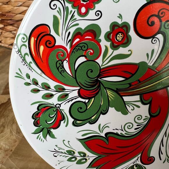 Red & Green Filigree 6” Tile - Picture 2 of 6